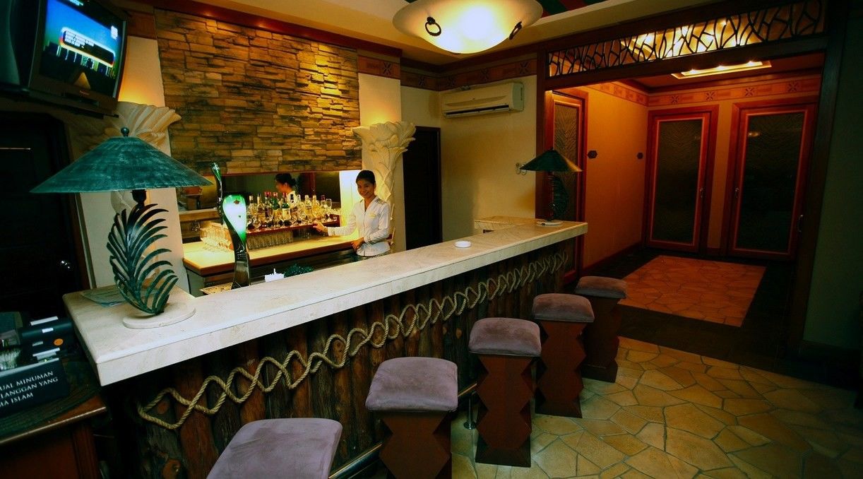 Hotel Avillion Port Dickson Zewnętrze zdjęcie A bar in a hotel